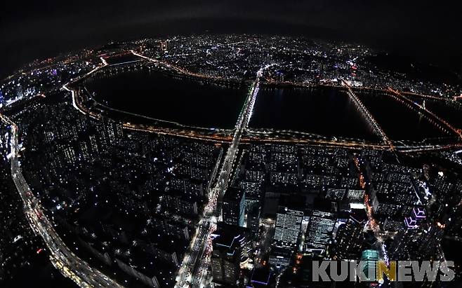 코로나19 여파로 사회적 거리두기가 지속되는 가운데 서울 올림픽로 롯데월드타워에서 바라본 시내 전경. 마치 도시 전체가 소등 된듯 어둠에 갇혀 있다. / 사진= 박태현 기자