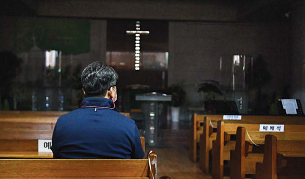 한 교인이 지난해 12월 서울의 한 작은교회 예배당에 앉아 십자가를 바라보고 있다. 국민일보DB