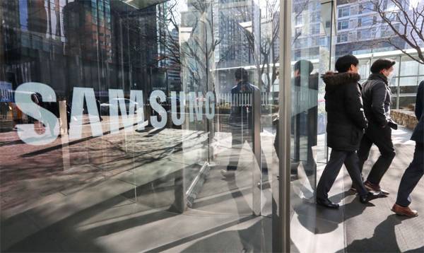 이재용 삼성전자 부회장이 지난 18일 실형을 선고받고 구속된 가운데 20일 서울 서초동 삼성 사옥에서 직원들이 어수선한 분위기 속에 발길을 재촉하고 있다.  [이충우 기자]