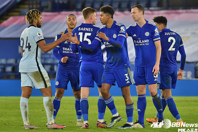 레스터 시티(파란색)가 첼시(하늘색)를 2-0으로 제압하고 73일 만에 EPL 선두를 되찾았다. 사진(영국 레스터셔)=AFPBBNews=News1