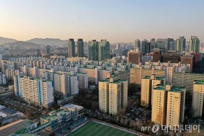 [서울=뉴시스]김병문 기자 = 문재인 대통령이 신년 기자회견에서 부동산 공급을 위한 ‘특단의 대책’을 설 연휴 이전에 내놓겠다고 밝힌 가운데 20일 오전 서울 영등포구 아파트 단지 위로 아침 햇살이 비치고 있다. 2021.01.20. dadazon@newsis.com