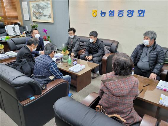 연천군은 NH농협은행 연천군지부에서 코로나19 사회적 거리두기 준수한 가운데 농업보조금 예산 농업·농촌 및 식품산업 (농림분과) 심의위원회를 1월 19일 개최했다고 밝혔다. / 사진제공=연천군