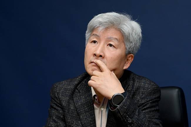 정태용 연세대 국제학대학원 교수는 “신종 코로나바이러스 감염증(코로나19)으로 인해 인간 활동이 위축되면서 오히려 환경 문제가 개선되는 역설적인 장면이 연출됐다”며 “장기적으로도 환경 문제에 대한 경각심을 높이는 계기가 되기도 했다”고 말했다.   김호웅 기자