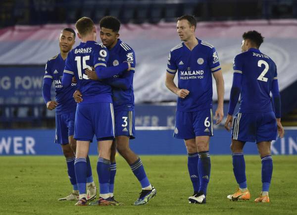 레스터시티 선수들이 20일 오전(한국시간) 영국 레스터의 킹 파워 스타디움에서 열린 EPL 홈경기에서 첼시를 꺾은 후 기쁨을 나누고 있다.  AP뉴시스