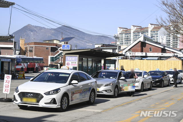 코로나19 여파로 매출이 감소해 어려움을 겪고 있는 전북 남원의 택시들.