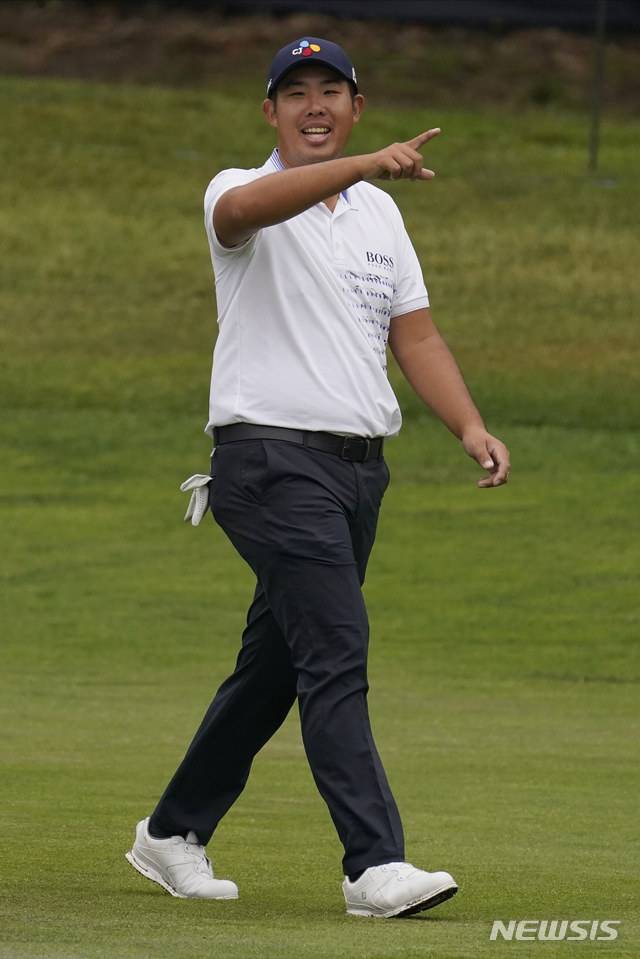 [샌프란시스코=AP/뉴시스]안병훈이 9일(현지시간) 미 캘리포니아주 샌프란시스코 TPC 하딩파크에서 열리고 있는 PGA 챔피언십 최종라운드 11번 홀에서 홀인원을 기록하고 기뻐하고 있다. 안병훈은 최종라운드가 진행 중인 가운데 4언더파 276타로 공동 22위에 올라 있다. 2020.08.10.