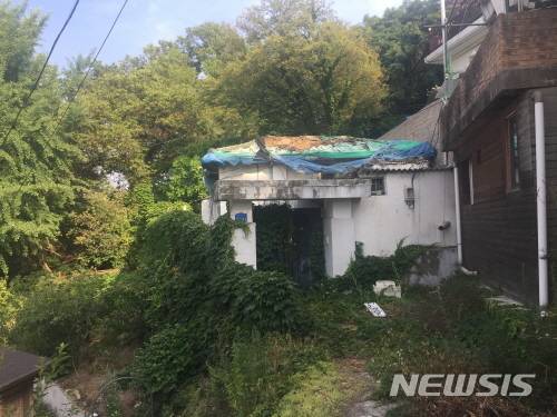 [서울=뉴시스] 서울 강북구 번동에 위치한 빈집 모습. (사진=강북구 제공) 2021.01.20. photo@newsis.com