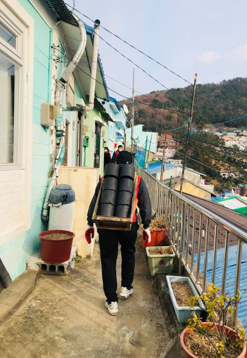 고지대 연탄 나눔. 부산연탄은행 강정칠 목사 페이스북 캡처