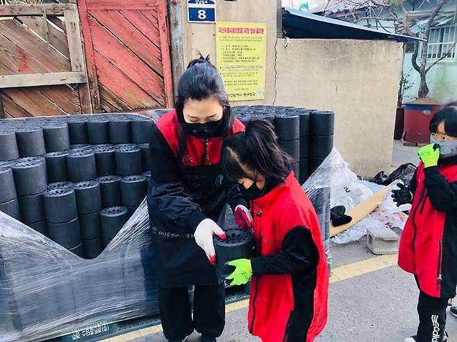 연탄 나눔 봉사 나선 어린이들. 부산연탄은행 강정칠 목사 페이스북 캡처