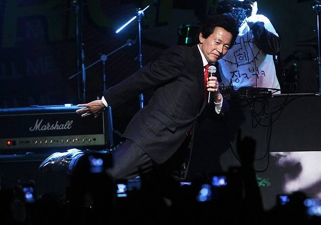 2009년 9월, 서울 마포구 홍대인근의 한 공연장에서 당시 허경영 민주공화당 총재가 이른바 ‘무중력 댄스’를 선보이고 있다. 연합뉴스