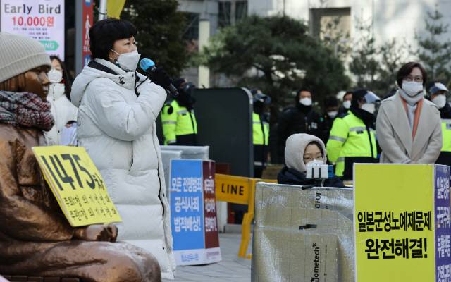 20일 오후 서울 종로구 중학동 옛 일본대사관 소녀상 앞에서 열린 제1,475차 ‘일본군 성노예제 문제 해결을 위한 정기 수요시위’에서 한경희 정의기억연대 사무총장이 발언하고 있다. /연합뉴스
