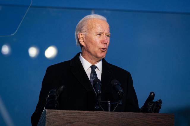 조 바이든 미국 제46대 대통령이 취임식을 하루 앞둔 19일(현지 시간) 워싱턴DC에 도착해 내셔널몰의 링컨 메모리얼 리플렉팅 풀에서 코로나19 희생자에 대한 추모 행사를 열고 연설하고 있다. /UPI연합뉴스