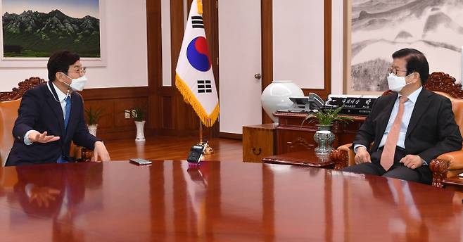 박병석 국회의장이 20일 국회에서 예방한 이춘희 세종시장과 환담하고 있다. 연합뉴스