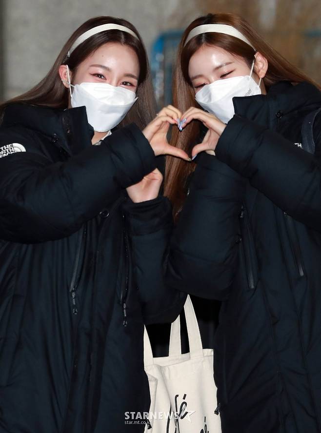 우아 나나-우연 '귀엽게 하트 만들기!' [★포토]