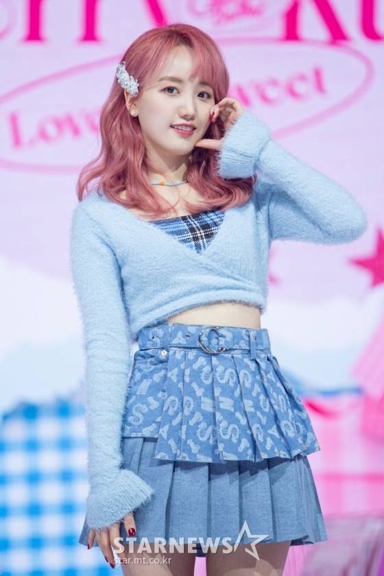 걸그룹 체리블렛 해윤이 20일 오후 온라인 생중계로 진행된 첫 번째 미니앨범 'Cherry Rush' 쇼케이스에 참석해 포즈를 취하고 있다. /사진제공= FNC엔터테인먼트