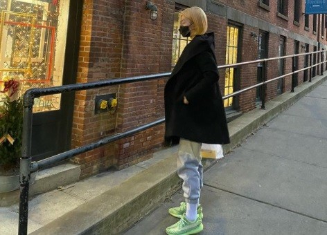 Fin.K.L Lee Jin reveals the daily life of The New YorkerLee Jin posted a picture on his Instagram on the 19th with a smile emoticon.In the photo, Lee Jin poses against the backdrop of New York Street, with blonde Lee Jin sporting a stylish charm, matching a black jacket with jogger pants.The bold mint-colored shoes added to the personality.Meanwhile, Lee Jins recent broadcast activity is JTBCs Fin.K.Lup, which was aired in 2019.