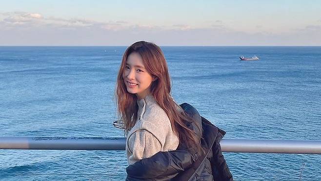 Actor Shin Se-kyung showed off his brilliant beauty.On the 20th, Shin Se Kyungs agency Tree Essence official instagram posted a picture with the phrase The heart of the tree for the Actor of Sekyung is wider than the sea of ​​Shin Se Kyung Runon.In the open photo, Shin Se Kyung is wearing a padded padded in front of a wide sea and smiling with a pure visual. Shin Se Kyung showed off his beautiful beauty with a bright smile and got the cheers of the netizens.On the other hand, Run On, which Shin Se Kyung is currently appearing in, is a romance drama in which people who live in different worlds communicate and relate in their own language and Run On toward love in the era of difficult communication while writing the same Korean.