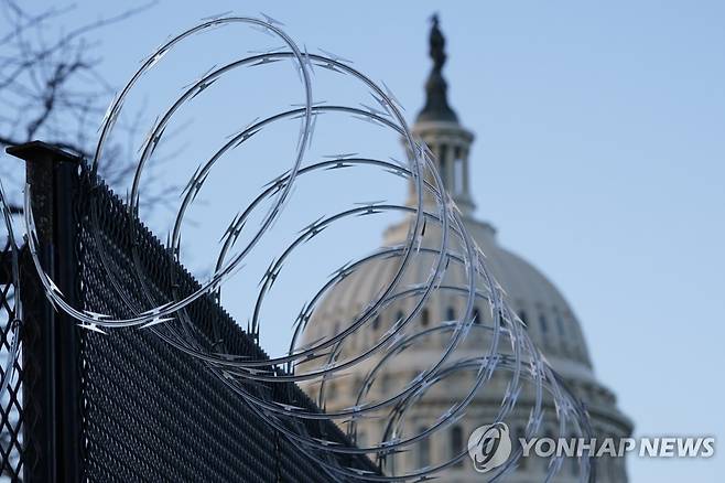 미 연방 의사당 주변 철책 위에 설치된 '레이저 와이어' [AP=연합뉴스]