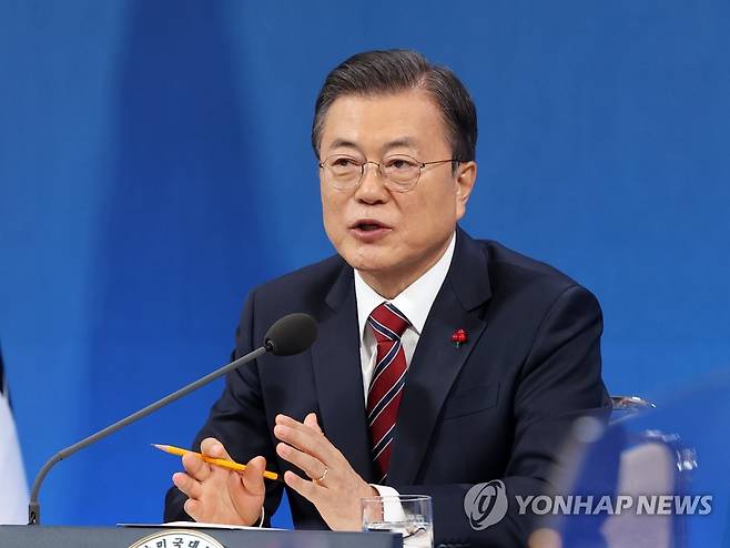 질문에 답하는 문재인 대통령 (서울=연합뉴스) 최재구 기자 = 문재인 대통령이 18일 청와대 춘추관에서 열린 신년 기자회견에서 기자의 질문에 답하고 있다. 2021.1.18 jjaeck9@yna.co.kr