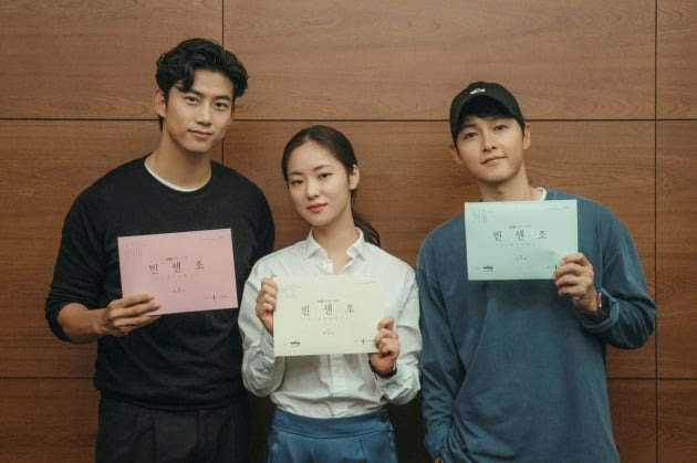 전여빈 옥택연&송중기 빈센조 대본 연습중  (사진=tvN 제공)