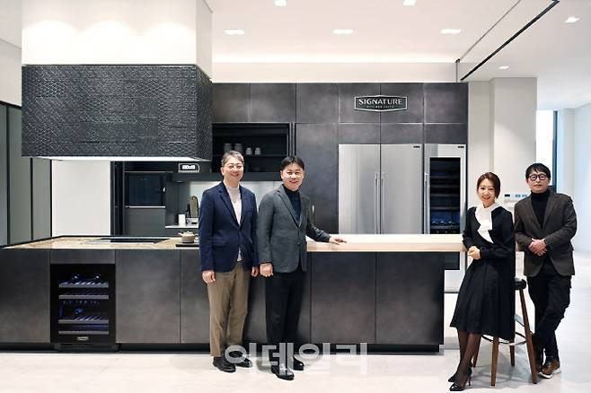 LG전자는 21일 서울시 강남구 청담동에 초프리미엄 빌트인 ‘시그니처 키친 스위트(SIGNATURE KITCHEN SUITE)’ 청담 쇼룸을 열었다. 사진 왼쪽부터 한국영업본부장 이상규 사장, H&A사업본부장 류재철 부사장, 고객 대표로 참석한 배우 김희애, 건축가 김찬중이 청담 쇼룸 3층 리빙관에서 시그니처 키친 스위트를 소개하고 있다.(사진=LG전자)