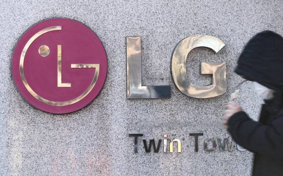 LG전자는 20일 스마트폰 사업의 방향성에 대해 모든 가능성을 열어놓고 검토하겠다고 밝혔다. (사진= 연합뉴스)