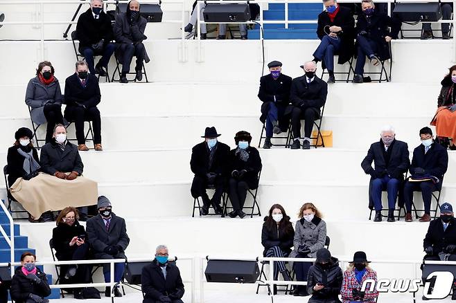 조 바이든 미국 대통령 취임식이 20일(현지시간) 열린 가운데, 초빙 귀빈들이 사회적 거리두기를 위해 띄엄 띄엄 앉아있다. © 로이터=뉴스1 © News1 박재우 기자