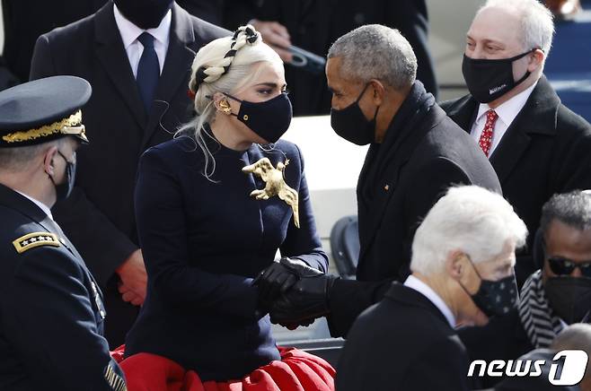 조 바이든 미국 대통령 취임식이 20일(현지시간) 열린 가운데, 오바마 전 대통령과 초대 가수 레이디 가가가 인사를 나누고 있다. © 로이터=뉴스1 © News1 박재우 기자