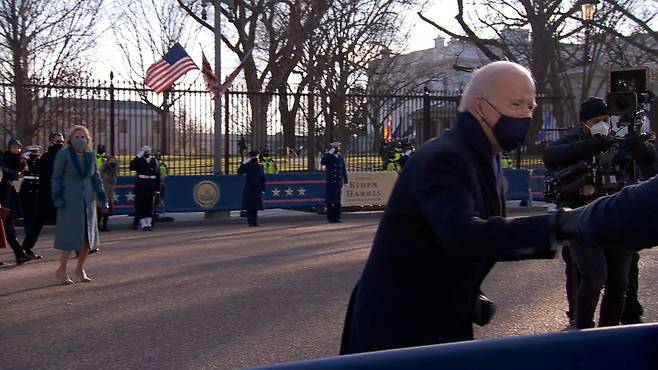 백악관으로 이동하던 중 한 취재진과 주먹 인사를 나누고 있는 조 바이든 미국 대통령 (CNN 갈무리) © 뉴스1
