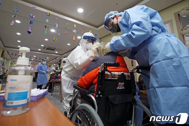한 노인 주간보호센터에서 의료진들이 코로나19 검사를 위해 어르신들의 검체를 채취하고 있다.2020.12.29 /뉴스1 © News1 황희규 기자