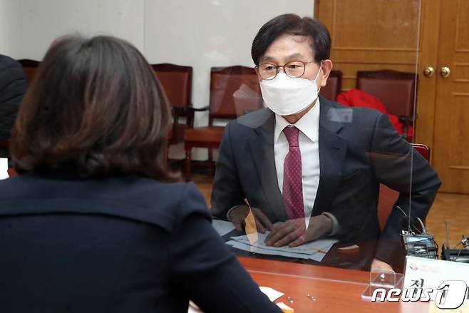 4·7 재보궐선거를 120일 앞둔 8일 오전 부산 연제구 부산시선거관리위원에서 유재중 전 미래통합당(국민의힘 전신)의원이 예비후보등록을 하고 있다. 2020.12.8/뉴스1 © News1 DB