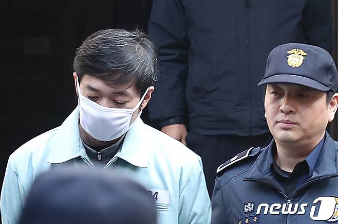 죄수복을 입은 조재범 전 쇼트트랙 국가대표 코치. /뉴스1