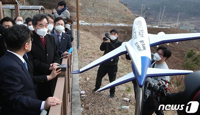 이낙연 더불어민주당 대표가 21일 오후 부산 강서구 가덕도 대항전망대에서 가덕도 신공항 현장 시찰을 하고 있다. 2021.1.21/뉴스1 © News1 여주연 기자