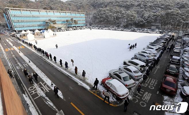 13일 경기도 수원시 팔달구 경기도청에서 공무원들이 신종 코로나바이러스 감염증(코로나19) 검사를 받기 위해 줄을 길게 서 있다. 경기도는 오는 19일까지 일주일간 도청 및 산하공공기관 전직원 1만2000여명에 대해 선제적인 코로나19 전수조사를 실시한다. 최근 도 소방재난본부와 파주, 광명시 등 공공기관에서 확진자가 잇따라 발생함에 따라 방역행정에 차질이 빚어질 수있다는 판단에서다. 2021.1.13/뉴스1 © News1 이재명 기자