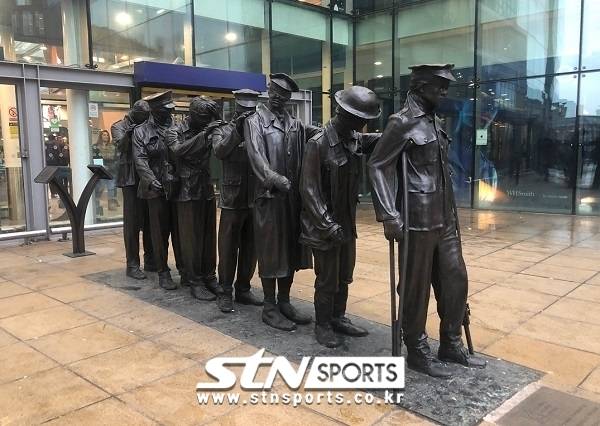 맨체스터 피카델리 역 앞 '실명 위의 승리' 동상
