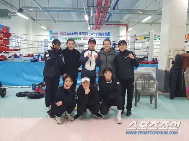 한국 복싱 국가대표팀 최초의 여성 및 외국인 지도자인 아리안 코치와 여자 대표팀 선수들. 사진제공=대한복싱협회