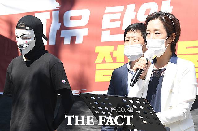 지난 1년 동안 국내 신종 코로나바이러스 감염증(코로나19) 확진자 중 절반이 집단감염 사례이며, 이 가운데 종교시설 확진자가 가장 많았던 것으로 나타났다. 사랑제일교회 및 국민소송 변호인단 강연재 변호사와 박상학 자유북한운동연합 대표가 2020년 9월 8일 서울 성북구 사랑제일교회 앞에서 기자회견을 하고 있다. /이새롬 기자