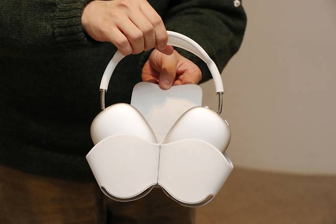 본지 장형태 기자가 에어팟 맥스를 착용하고 있는 모습 /남강호 기자