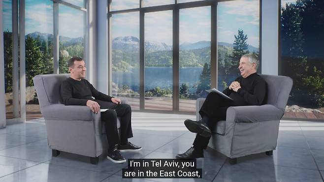 암논 샤슈아 모빌아이 공동창업자 겸 CEO(왼쪽)가 ‘CES 2021’에서 토머스 프리드먼 뉴욕타임스 컬럼니스트와 원격으로 대담하고 있다. /인텔 뉴스룸 유튜브 캡처