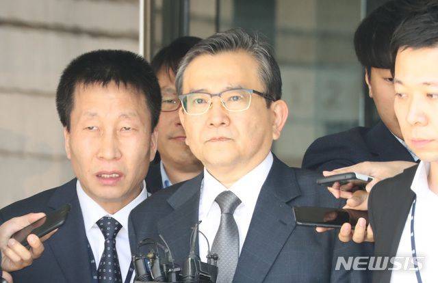 억대 뇌물과 성접대를 받은 혐의로 재판에 넘겨졌으나 1심에서 무죄를 선고받은 김학의 전 법무부 차관이 지난해 10월 28일 열린 항소심 선고 공판에 출석하기 위해 서울 서초구 서울고등법원 법정으로 향하고 있다./연합뉴스