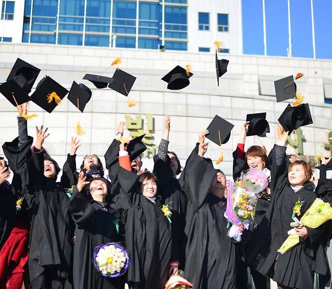 대구사이버대 졸업식에서 졸업생들이 학사모를 높이 던지고 있다. /대구사이버대 제공