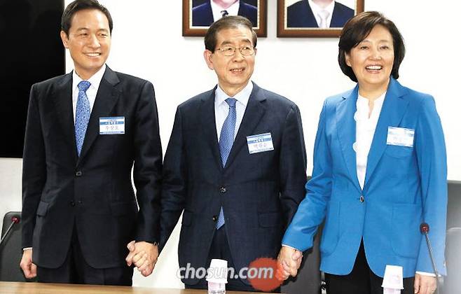 면접 前 손 맞잡은 與 서울시장 예비후보 3인 - 더불어민주당 서울시장 예비후보인 박원순(가운데) 서울시장, 박영선(오른쪽)·우상호 의원이 2일 서울 여의도 당사에서 열린 후보자 면접에 참석해 손을 맞잡고 인사를 나누고 있다.