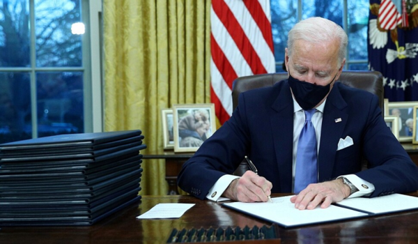 조 바이든 미국 대통령이 20일(현지 시각) 워싱턴DC 백악관 집무실에서 행정명령에 서명하고 있다. /로이터 연합뉴스