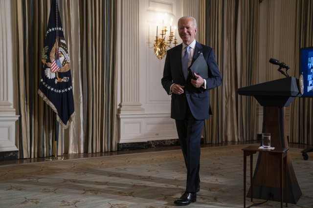 조 바이든 대통령이 온라인으로 연결된 행정부 지명자들을 대상으로한 연설을 마치고 백악관 다이닝룸을 나서고 있다. AP 뉴시스