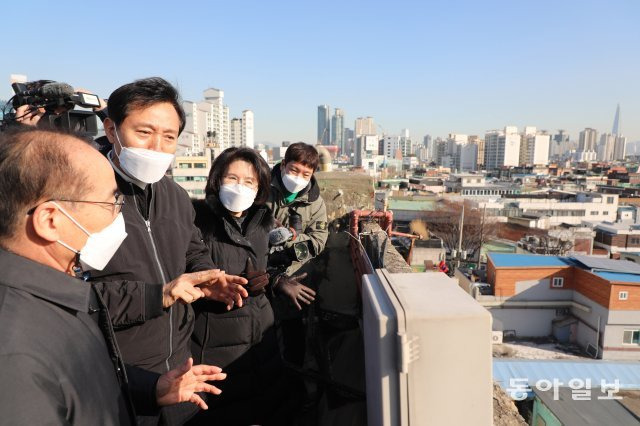 서울시장 보궐선거에 출마한 국민의힘 오세훈 전 시장이 19일 오후 성동구 성수전략정비구역 제4지구 재개발정비사업지역을 방문해 이야기를 나누고있다. 장승윤 기자 tomato99@donga.com