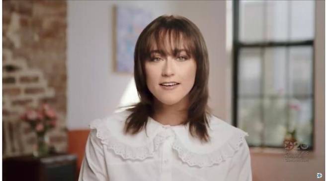 미국 부통령 카멀라 해리스의 남편, 더글라스 엠호프의 딸 엘라 엠호프.