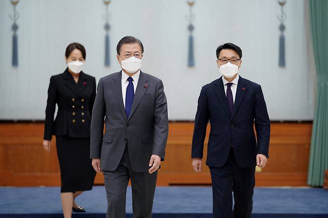 문재인 대통령이 21일 청와대에서 김진욱 공수처장(오른쪽)에게 임명장을 수여하고 환담을 위해 이동하고 있다. 청와대 제공