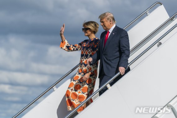 도널드 트럼프 전 미국 대통령과 부인 멜라니아 트럼프가 20일(현지시간) 플로리다주 웨스트팜비치의 팜비치 국제공항에 도착해 전용기 에어포스원에서 내리고 있다. /사진=뉴시스