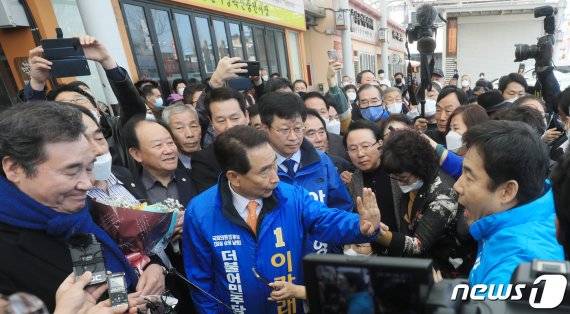 이용호 무소속 후보가 지난해 3월 29일 전북 남원시 춘향골 공설시장을 방문한 이낙연 더불어민주당 상임선대위원장을 찾아와 항의를 하고 있다. 2020.3.29/뉴스1