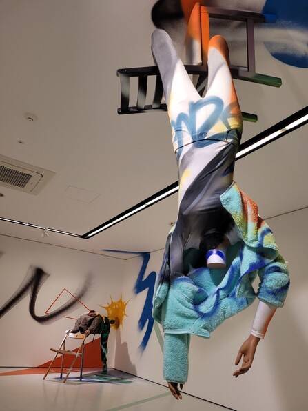 윤민화 기획자, 최태훈 작가의 2인전 ‘트랙터’ 전시장. 천장에 거꾸로 매달린 마네킹이 최 작가의 설치작품 <중력↔장력>. 플리스 점퍼를 입은 마네킹은 몸체 곳곳이 기와 힘의 흐름을 담은 그라피티로 덮여 있다. 뒤쪽에 보이는 마네킹은 또 다른 설치작품 <관성↔저항>이다.